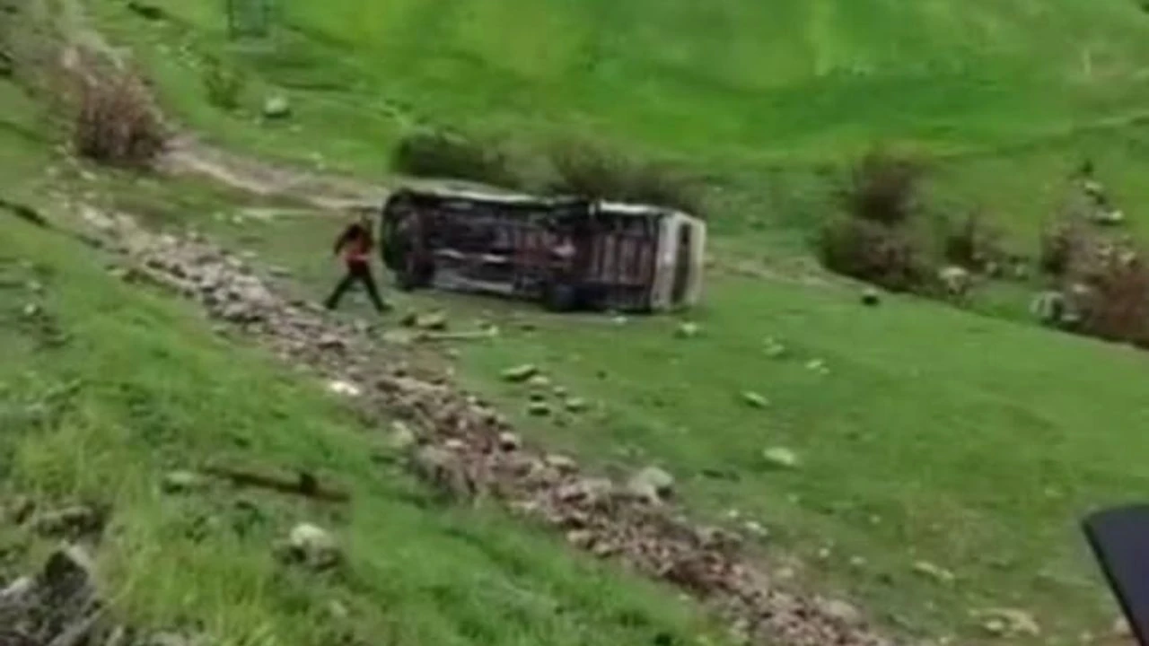 Okul Servisi Şarampole Yuvarlandı: 4’ü Öğrenci 5 Yaralı