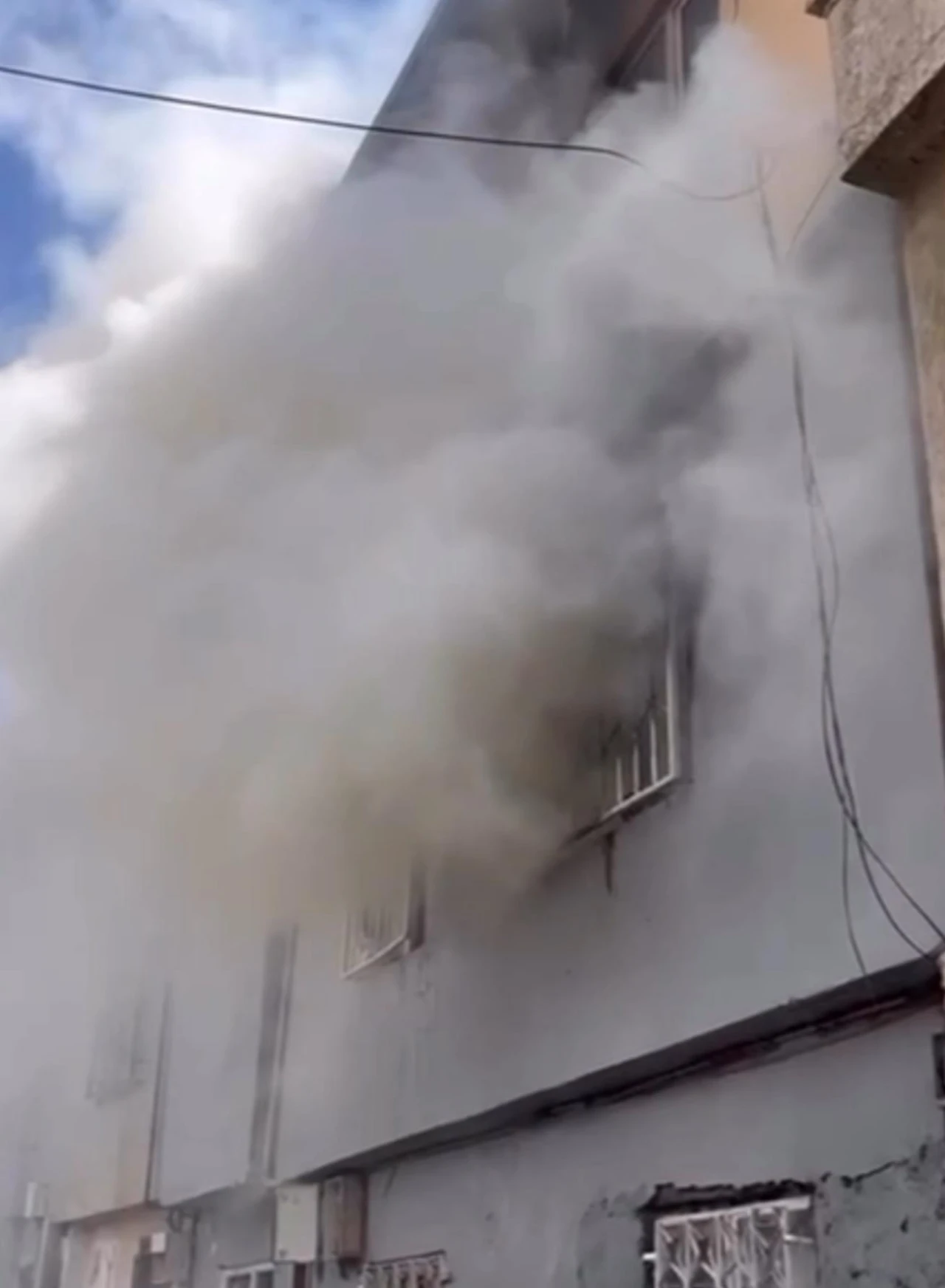 Onikişubat'ta Inanılmaz Kurtuluş! Alevlerin Arasına Böyle Daldı (1)