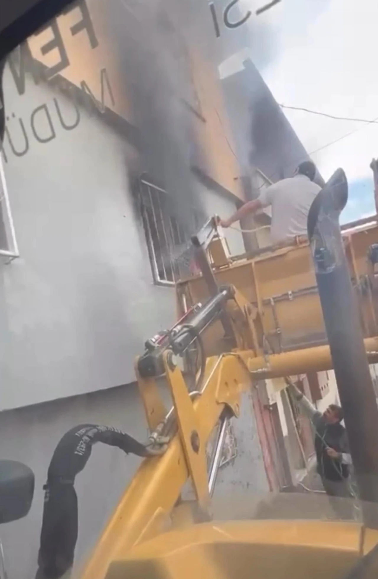 Onikişubat'ta Inanılmaz Kurtuluş! Alevlerin Arasına Böyle Daldı (2)