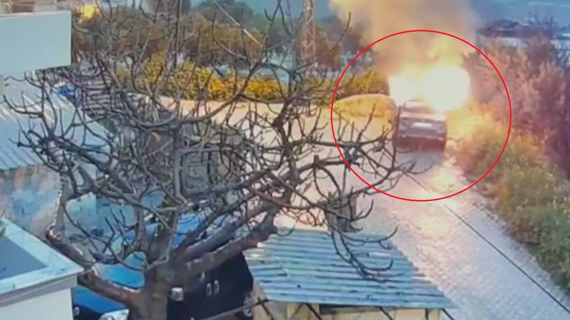 Otomobili Kundaklamak Isterken Kendini Yaktı (2)