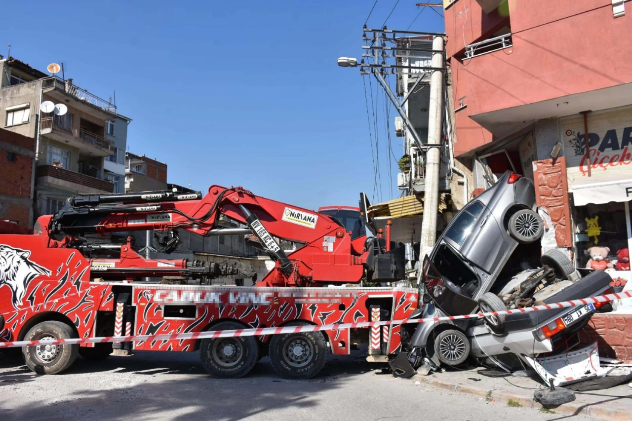 Rampa Çıkan Vinç Geri Kaydı 2 Otomobili Ezdi, Iş Yerine Çarptı (1)