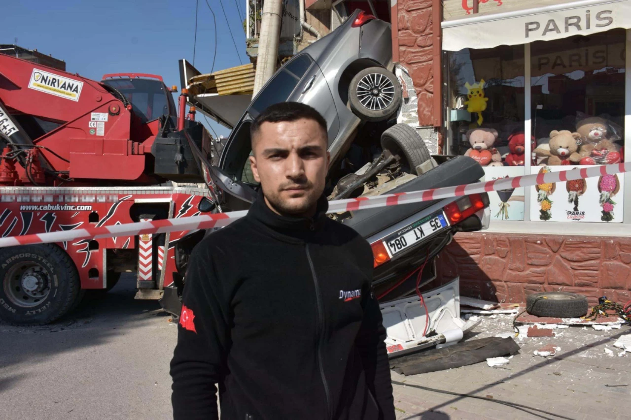 Rampa Çıkan Vinç Geri Kaydı 2 Otomobili Ezdi, Iş Yerine Çarptı (4)