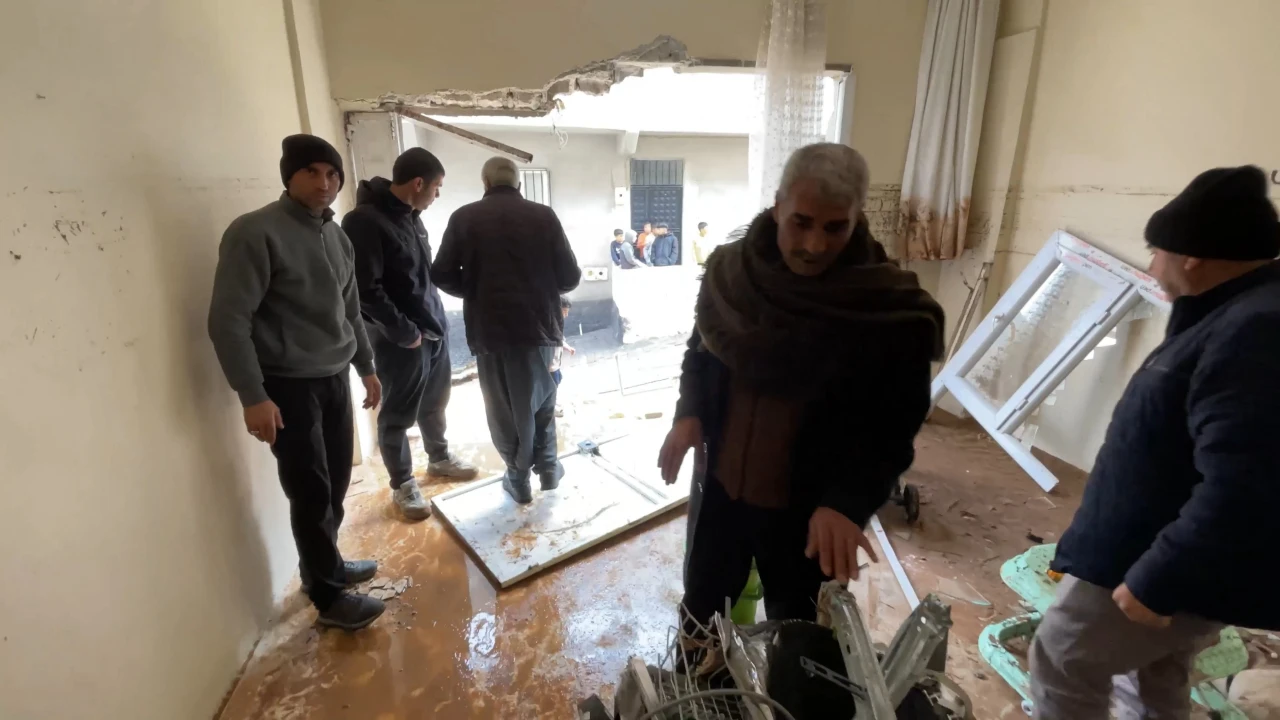 Şanlıurfa Eyyübiye’de Sel Felaketi! 7 Kişilik Aile Canını Zor Kurtardı (1)