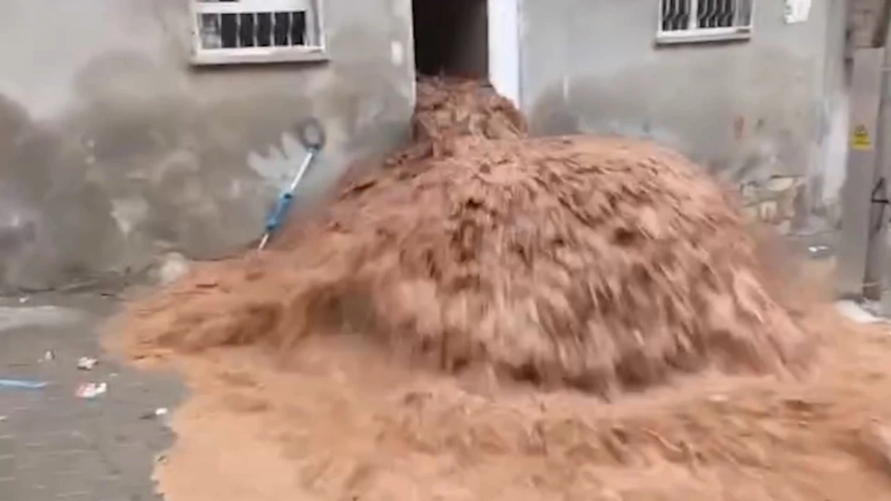 Şanlıurfa Eyyübiye’de Sel Felaketi! 7 Kişilik Aile Canını Zor Kurtardı (7)