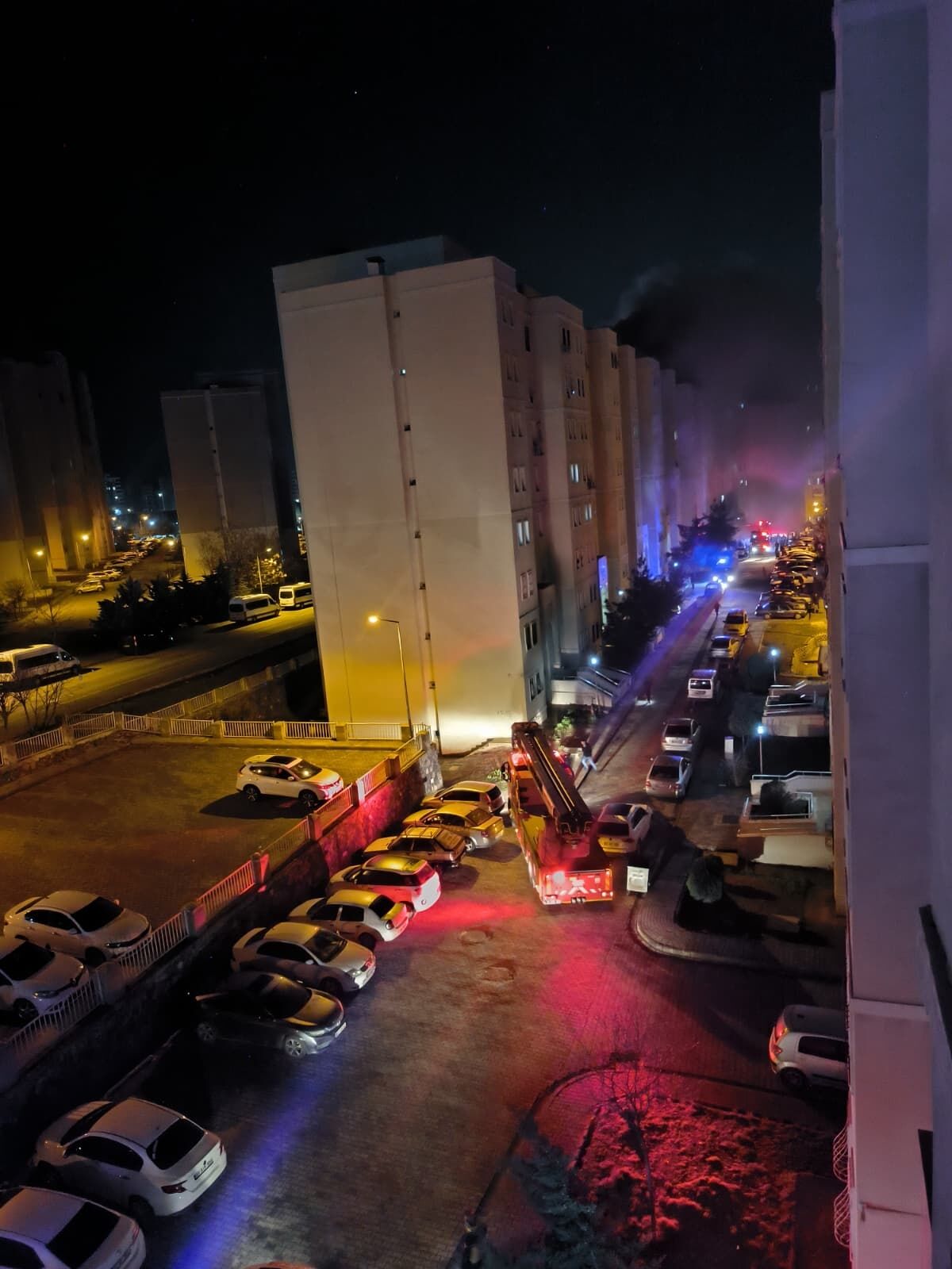 Şanlıurfa'da 8 Katlı Binanın Elektrik Panosu Patladı; Bina Tahliye Edildi (1)