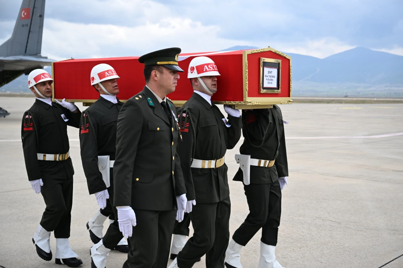 Şehit Binbaşı Isparta’da Son Yolculuğuna Uğurlanıyor (8)