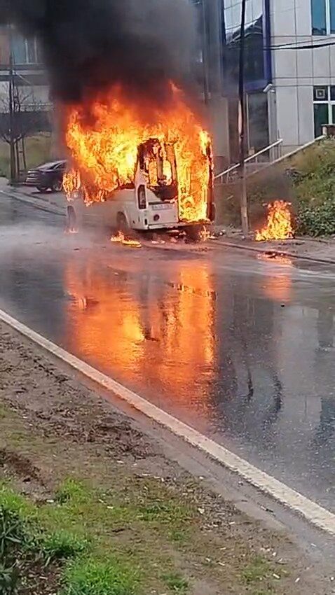 Seyir Halindeki Servis Minibüsü Alev Aldı