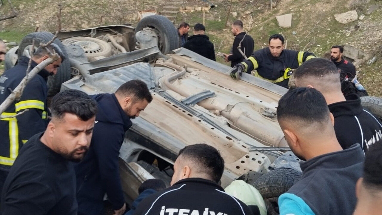 Ticari araç şarampole yuvarlandı, baba ve kızı hayatını kaybetti