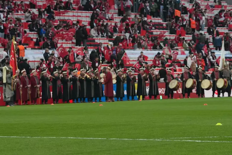 Türkiye Romanya Maçı Öncesi Renkli Kareler Taraftarlar Tribünü Doldurdu (1)