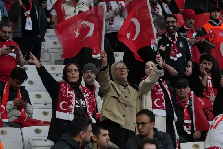 Türkiye Romanya Maçı Öncesi Renkli Kareler Taraftarlar Tribünü Doldurdu (2)