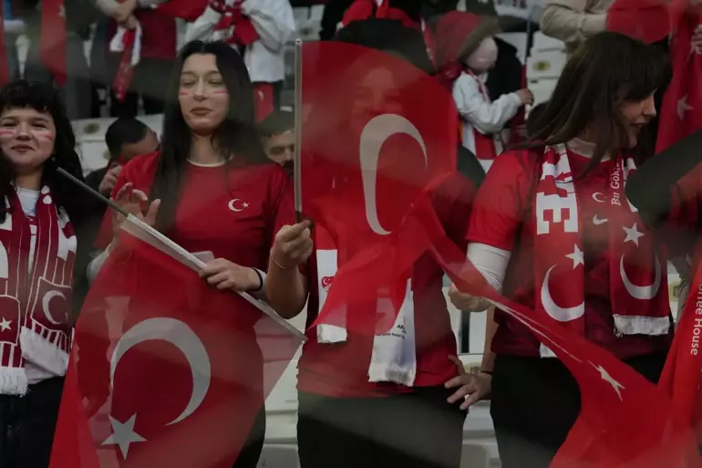 Türkiye Romanya Maçı Öncesi Renkli Kareler Taraftarlar Tribünü Doldurdu (3)