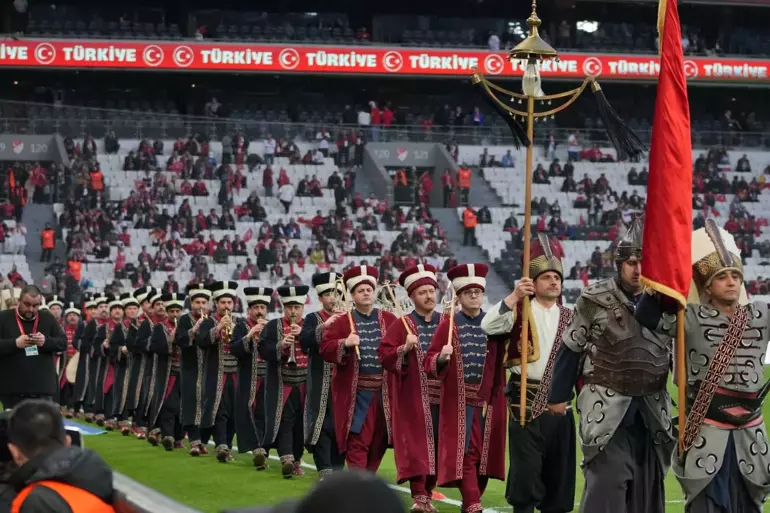 Türkiye Romanya Maçı Öncesi Renkli Kareler Taraftarlar Tribünü Doldurdu (4)