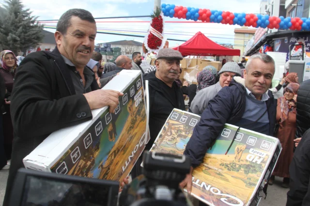 Ucuz Televizyon Çılgınlığı: 6 Bin TL’lik Ürün 1.750 TL’ye Düştü, Kalabalık Adeta Birbirini Ezdi