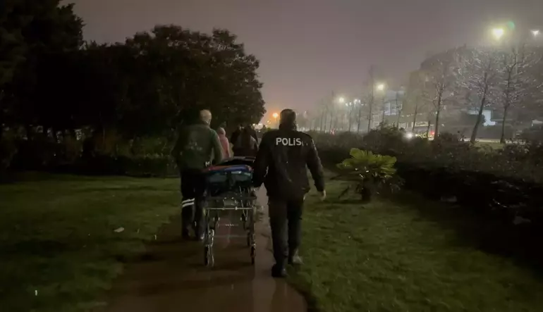 Ümraniye'de Parkta Erkek Cesdi Bulundu (1)