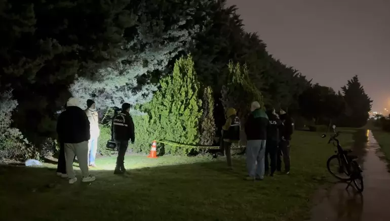 Ümraniye'de Parkta Erkek Cesdi Bulundu (4)