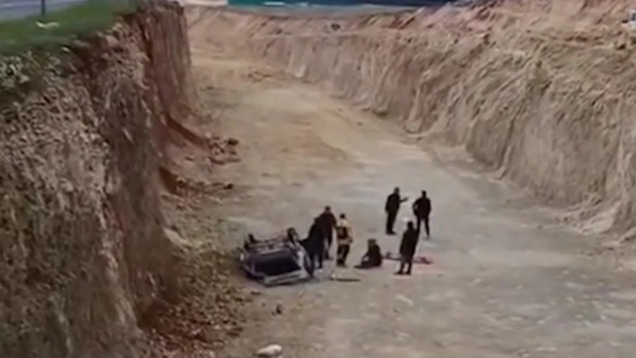 Urfa'da Otomobil 8 Metrelik Çukura Uçtu! 1 Ölü, 1 Yaralı (3)