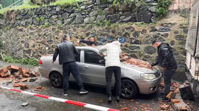 Yağış Sonrası Duvar Park Halindeki Aracın Üstüne Yıkıldı (1)