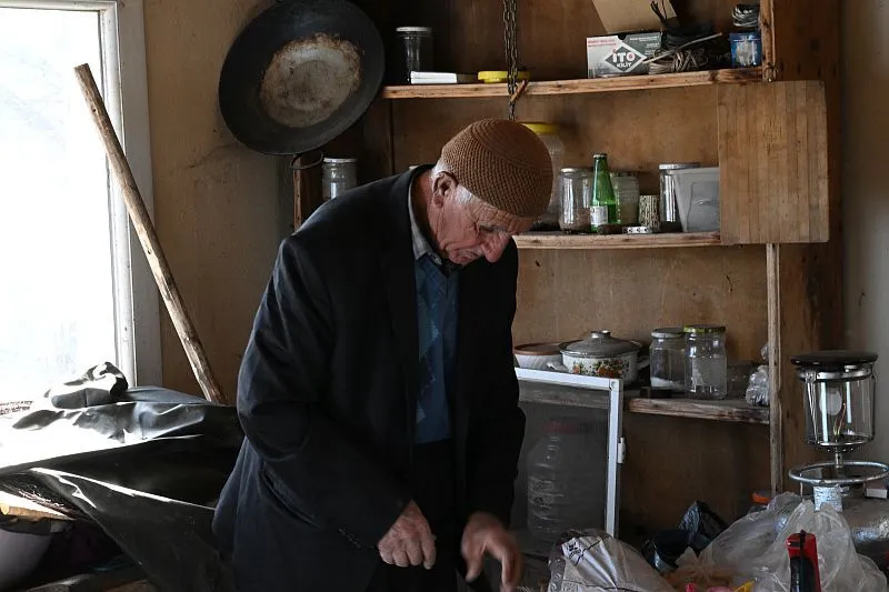 Yerli Robinson, Yağışlarla Su Seviyesi Yükselen Göl Kıyısında Oluşturduğu Yaşam Alanına Yeniden Döndü (1)