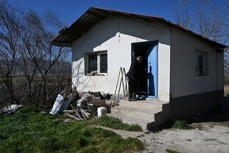 Yerli Robinson, Yağışlarla Su Seviyesi Yükselen Göl Kıyısında Oluşturduğu Yaşam Alanına Yeniden Döndü (5)