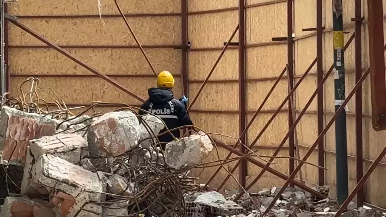 Yıkımı Yapılan Binanın 4'Üncü Katından Düşerek Hayatını Kaybetti (2)