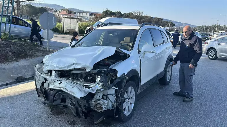 Yolcu Minibüsüyle Otomobil Çarpıştı 8 Yaralı (1)