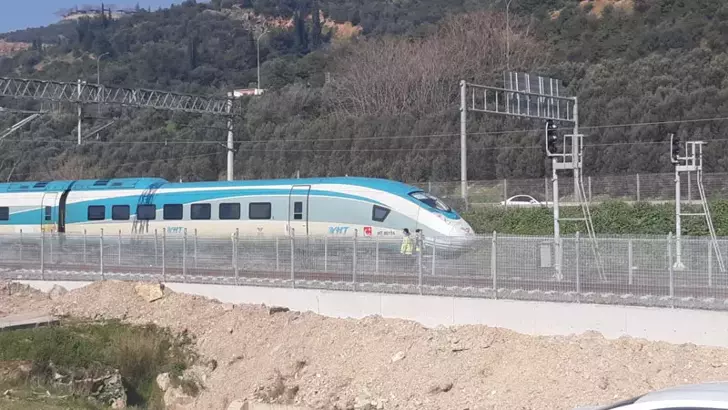 Yüksek Hızlı Tren Raylara Giren Adama Çarptı 1 Ölü (1)