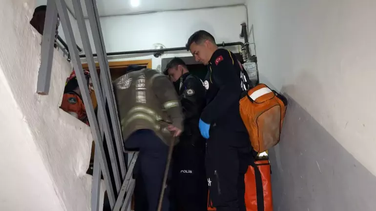 13 Köpeğiyle Yaşadığı Dairede Uyuyakaldı; Itfaiye Kapıyı Kırınca Uyandı (3)