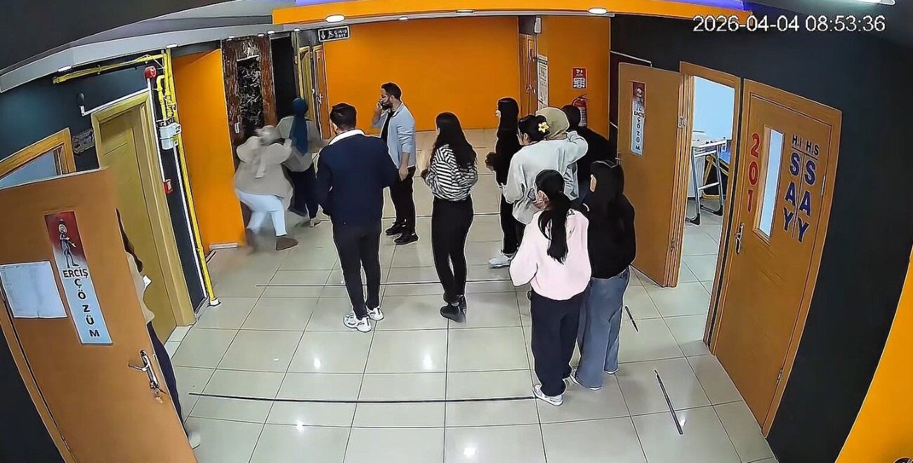 5.2 büyüklüğündeki depremde korku dolu anlar kamerada