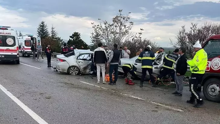 Kahramanmaraş plakalı araç karşı şeride geçip başka otomobile çarptı; 4 ölü, 2 yaralı
