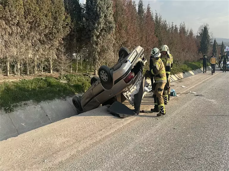 Takla atan otomobildeki 5 kişi yaralandı