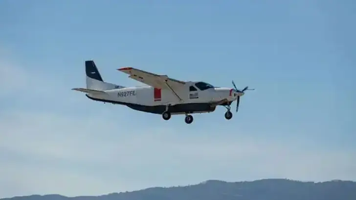 Yolcu uçağı düştü: 15 ölü