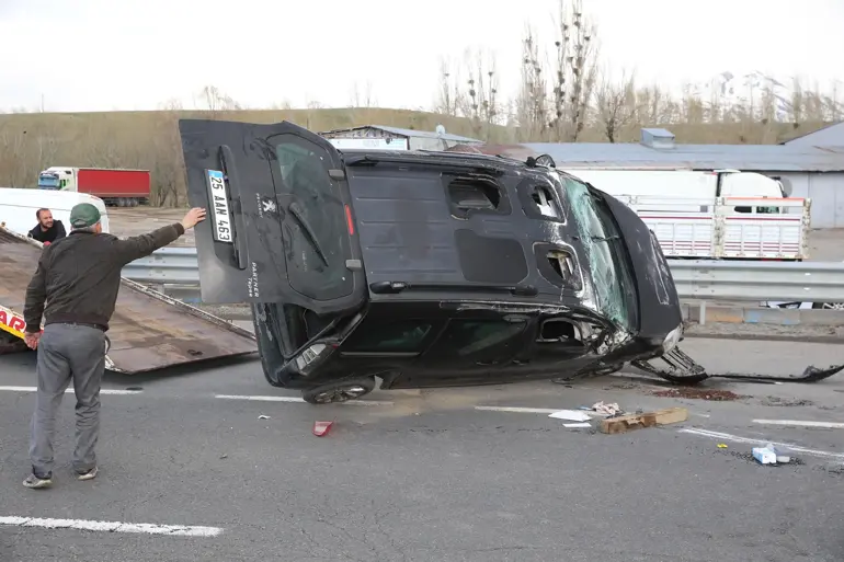 Korkutan kaza: Hafif ticari araç, otomobile çarptı: 4 yaralı-1