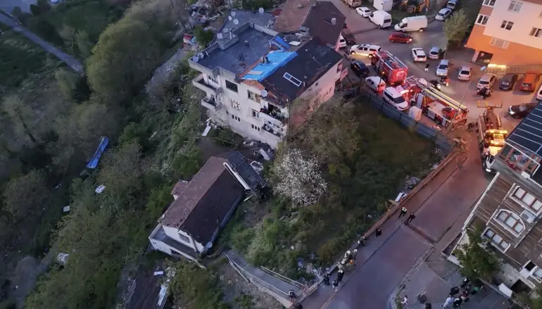 Evin çatısına düşen okul servisinin şoförü öldü; öğrencileri kazadan az önce indirmiş-1