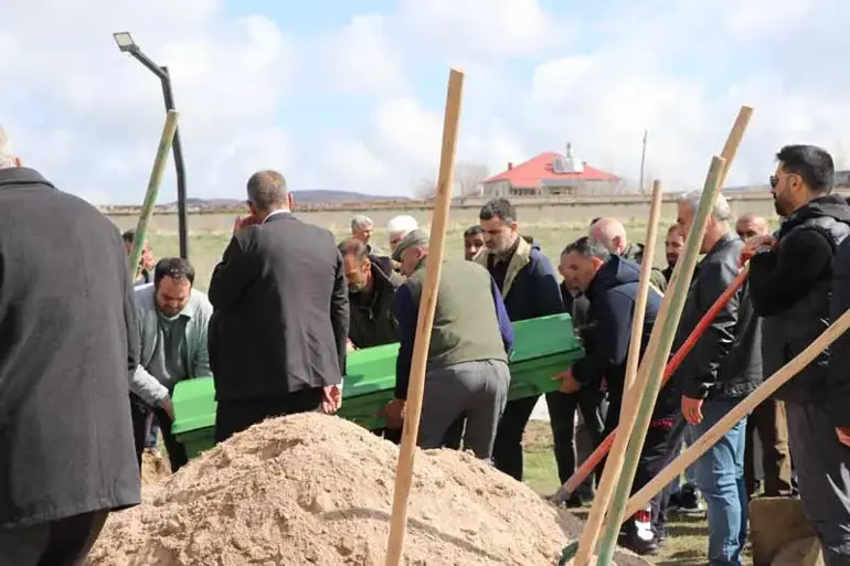 Köpek saldırısında ölen 5 yaşındaki Hamza toprağa verildi-2