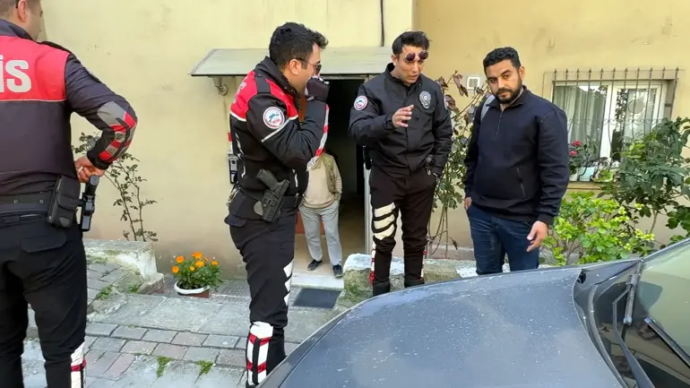 Kiracı olduğu ev icradan satıldı; Döndüğünde eşyalarıyla sokakta kaldı-1