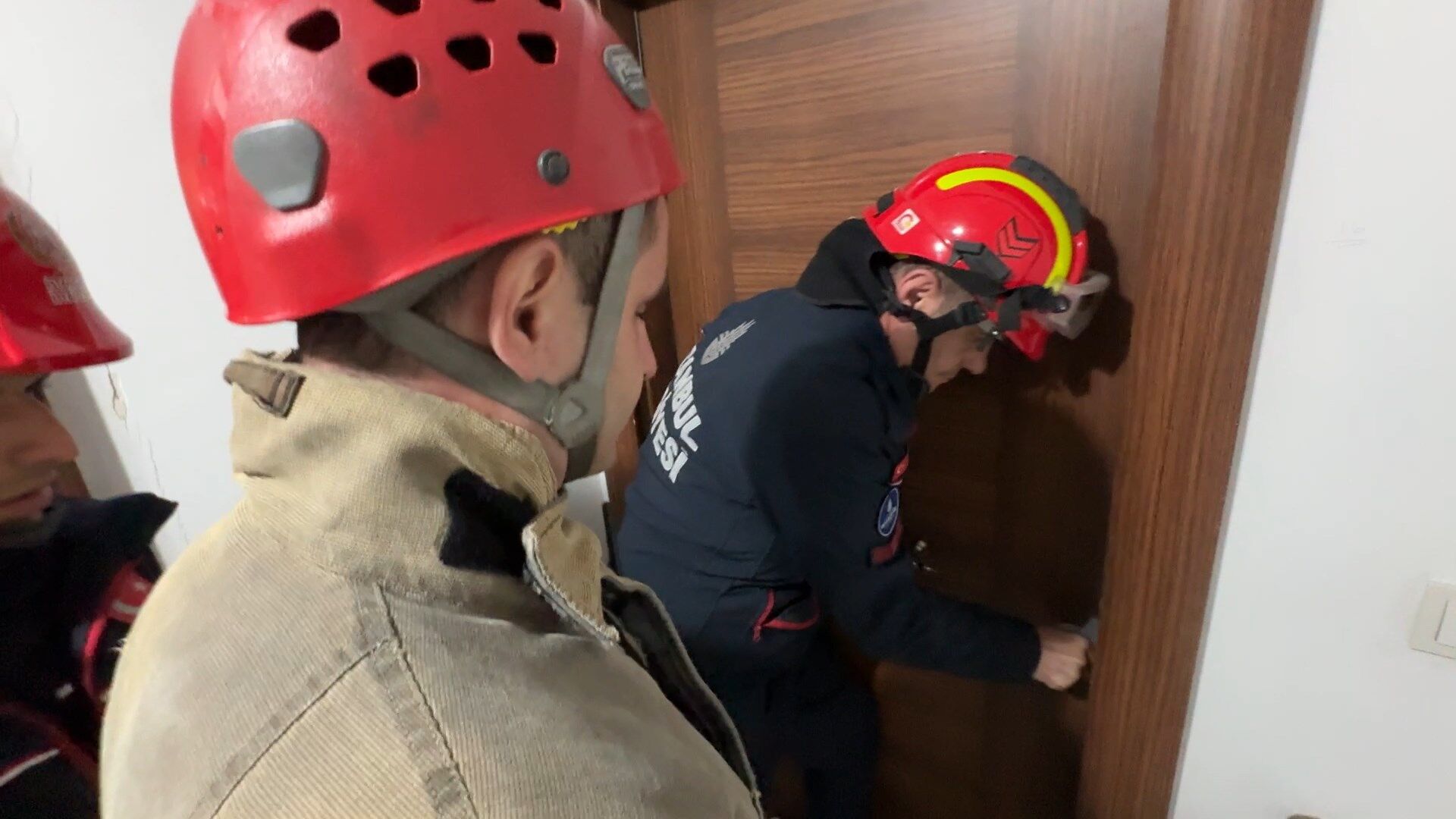 Avcılar'da yakınları ve çalışanlarının kendisinden haber alamaması üzerine polise başvurduğu kuyumcu Orkun Kayapınar (34), evinde ölü bulundu. Kayapınar'ın cenazesi, otopsi işlemlerinin ardından Büyükçekmece Yeni Mezarlık'ta toprağa verildi.