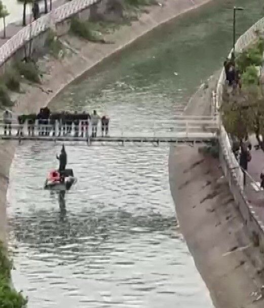 Adana Çukurova’da Otomobil Sulama Kanalına Uçtu! Sürücü Son Anda Kurtuldu-1