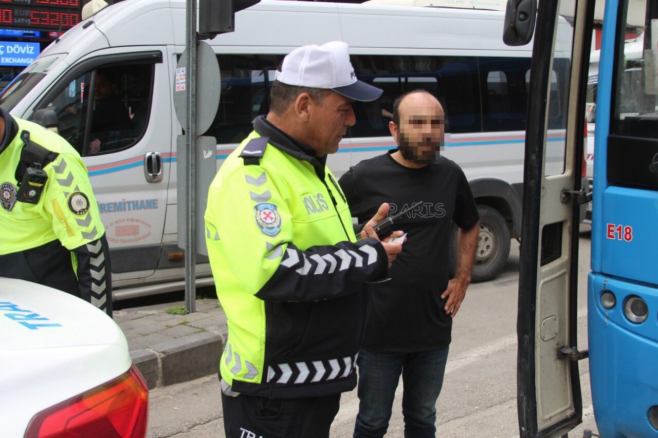 Adana’da Hem Ceza Yedi Hem Kadın Gazeteciyi Taciz Etti (1)