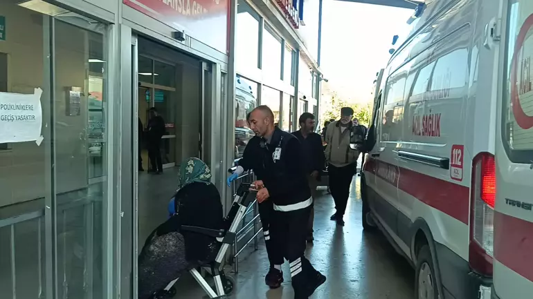 Adana'da Tarım Işçilerini Taşıyan Minibüs Devrildi; 17 Yaralı (1)