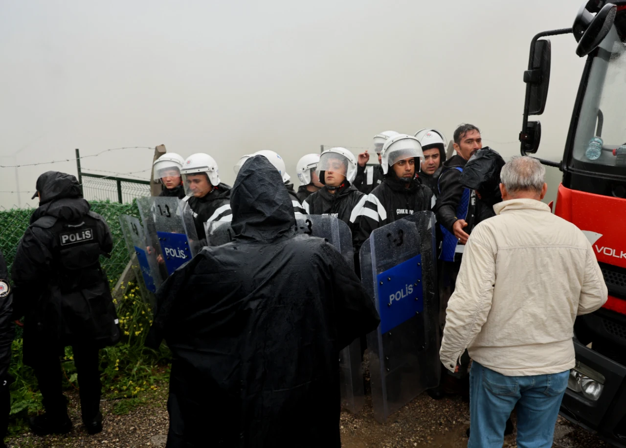 Adana’da Yıkım Sırasında Ortalık Karıştı! Evini Ateşe Verip Engel Olmaya Çalıştı (2)