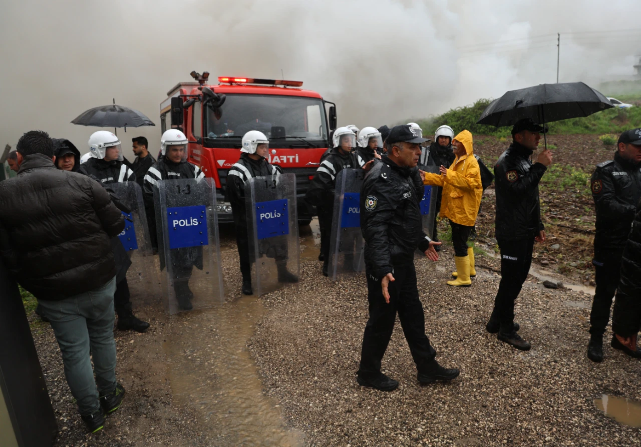 Adana’da Yıkım Sırasında Ortalık Karıştı! Evini Ateşe Verip Engel Olmaya Çalıştı (3)