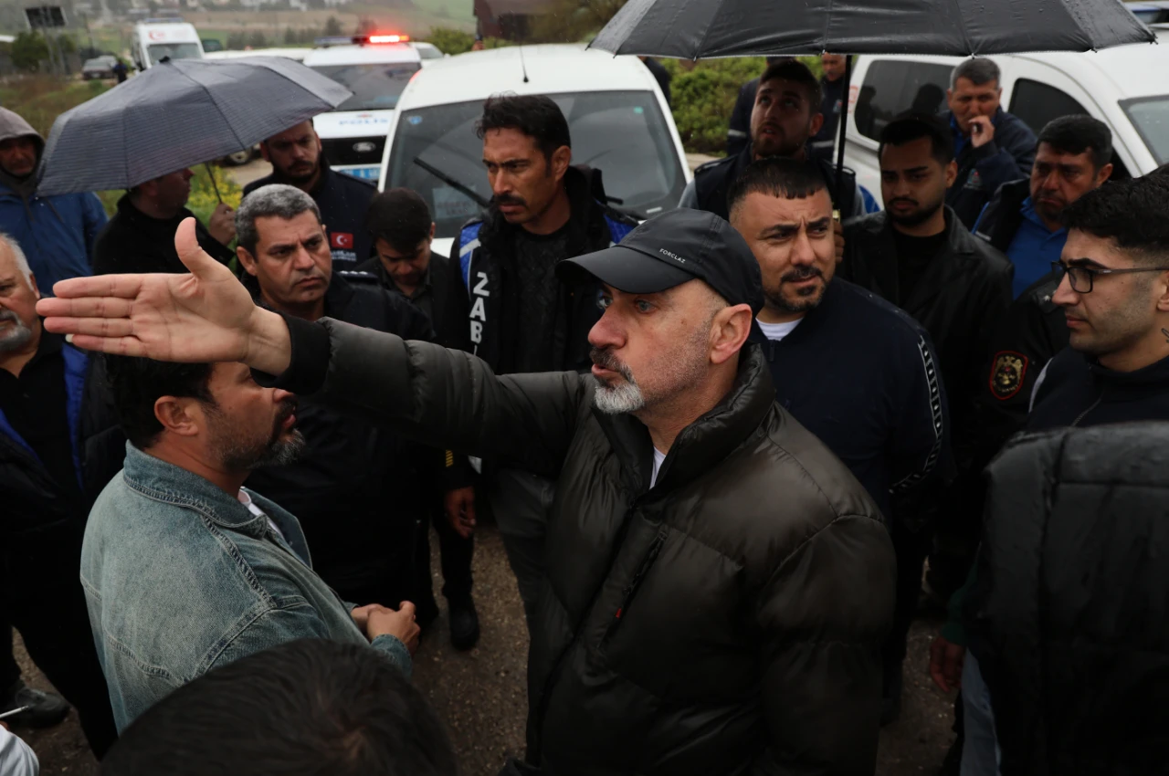 Adana’da Yıkım Sırasında Ortalık Karıştı! Evini Ateşe Verip Engel Olmaya Çalıştı (5)