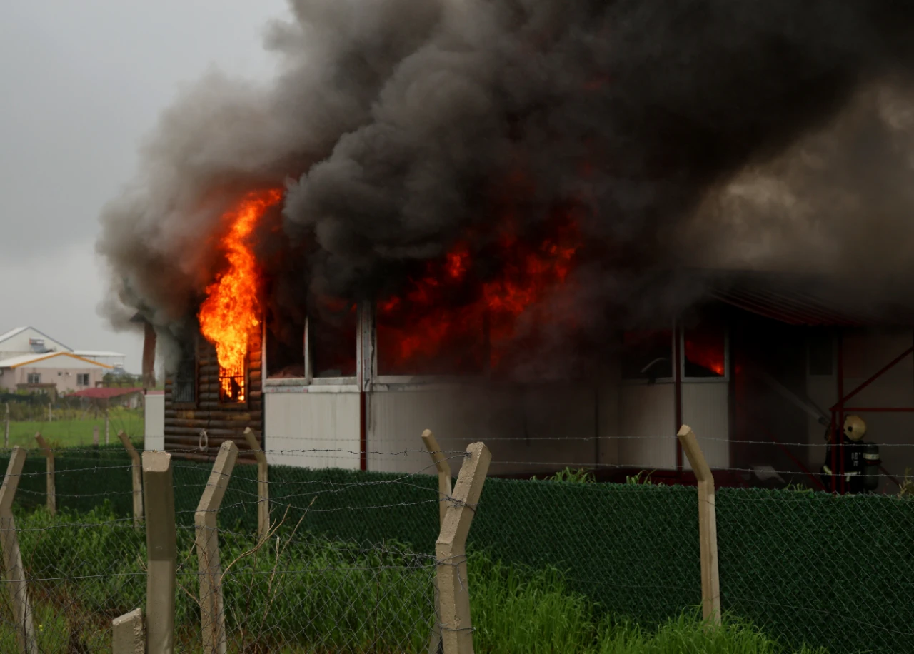 Adana’da Yıkım Sırasında Ortalık Karıştı! Evini Ateşe Verip Engel Olmaya Çalıştı (6)