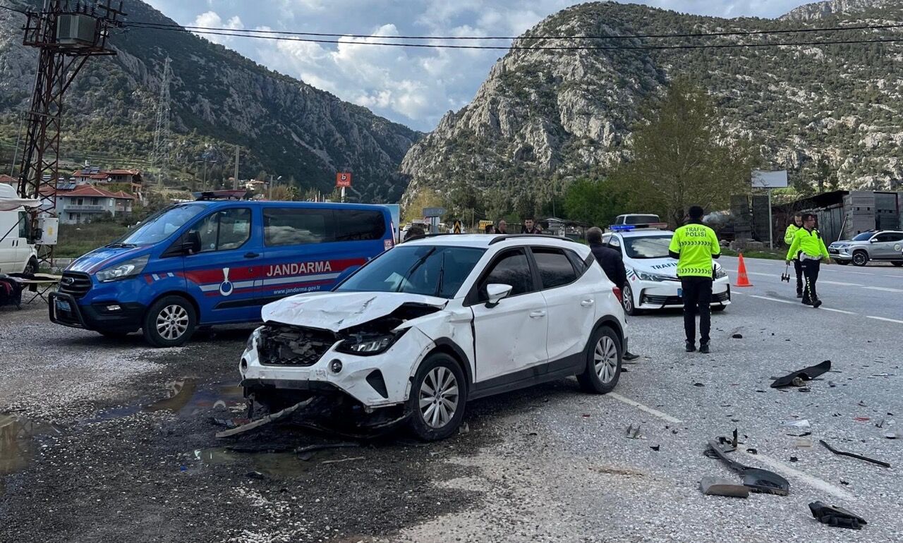 Antalya Akseki Murtiçi’nde Kaza! 2 Otomobil Çarpıştı 3 Yaralı2