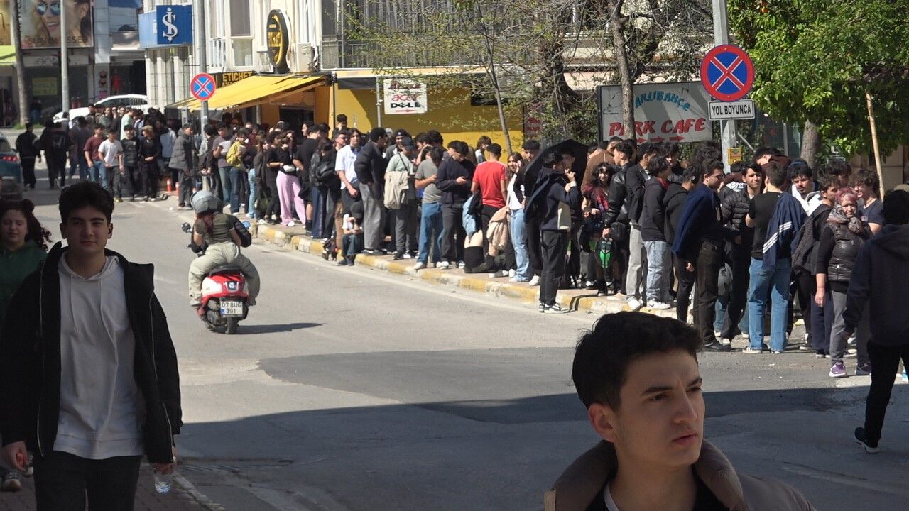 Antalya’da Indirimli Ikinci El Mağaza Açılışı Izdihama Dönüştü (1)