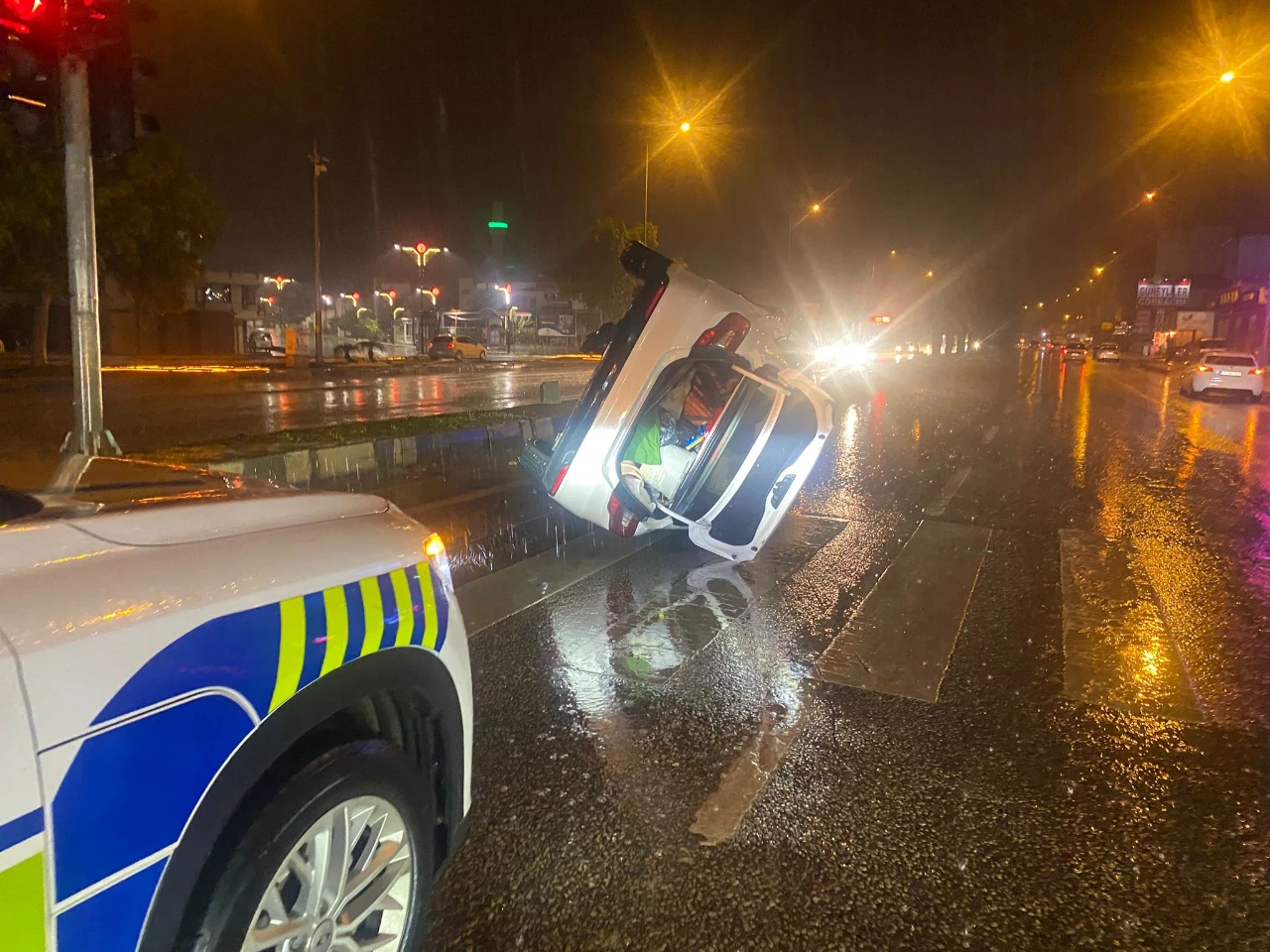 Antalya'da Otomobil Yan Yattı, Içindekiler Yürüyerek Çıktı (1)