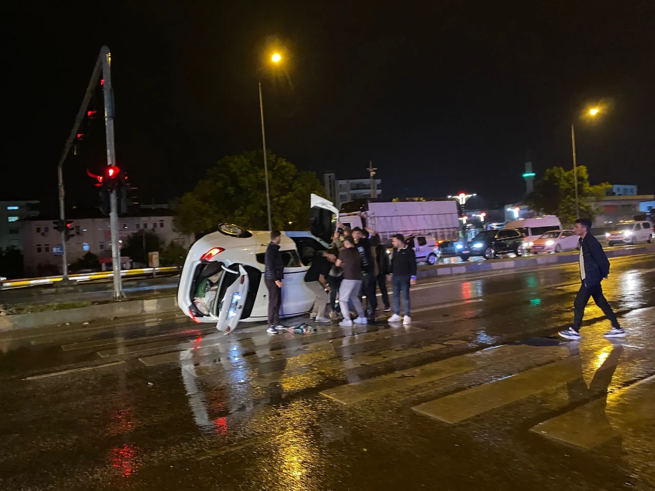 Antalya'da Otomobil Yan Yattı, Içindekiler Yürüyerek Çıktı (4)