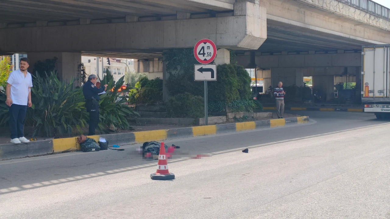 Antalya'da Tırın Altında Kalan Mendilci Kadın Can Verdi! (2)