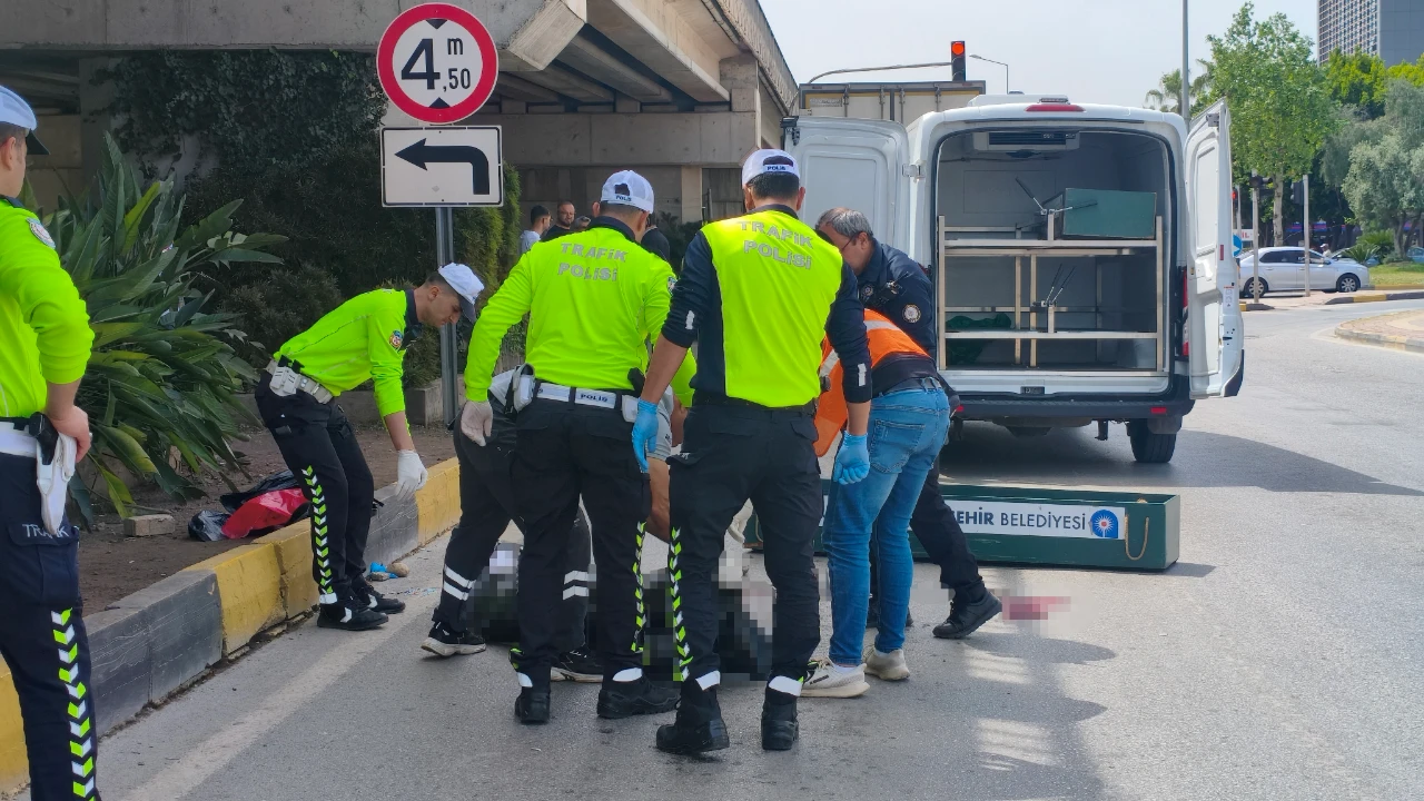 Antalya'da Tırın Altında Kalan Mendilci Kadın Can Verdi! (3)