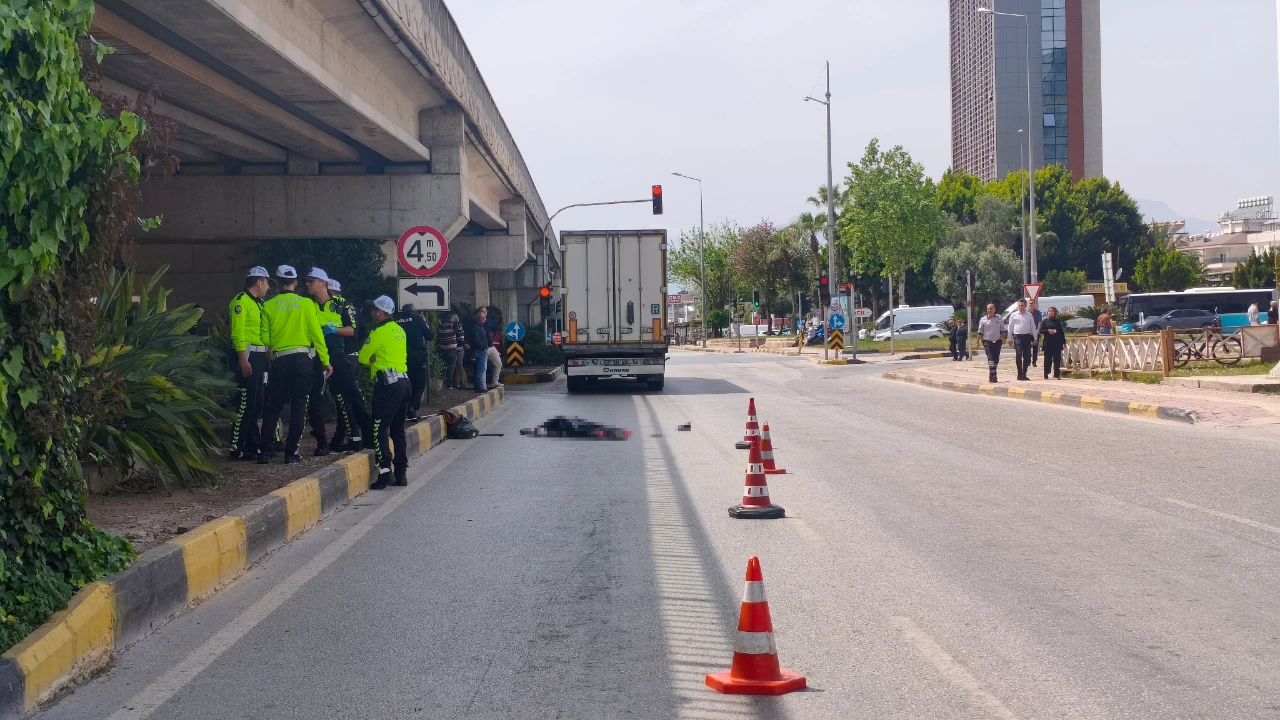 Antalya'da Tırın Altında Kalan Mendilci Kadın Can Verdi! (4)